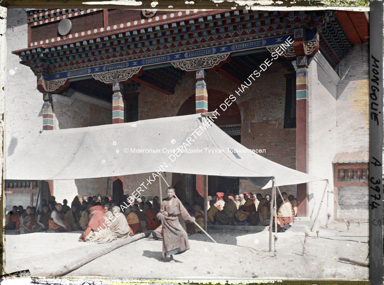 Monks gathering in front of Janraiseg Temple. Musée Albert-Kahn. A3974S. Photo by Stéphane Passet, 24 July 1913